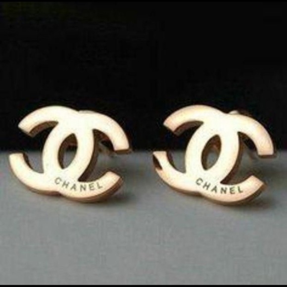 Chanel Stud earrings 🌟